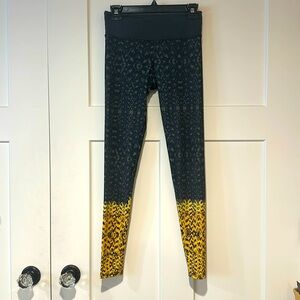 Workout/yoga legging; size s/m; Onzie; grey pattern w/yellow bottom